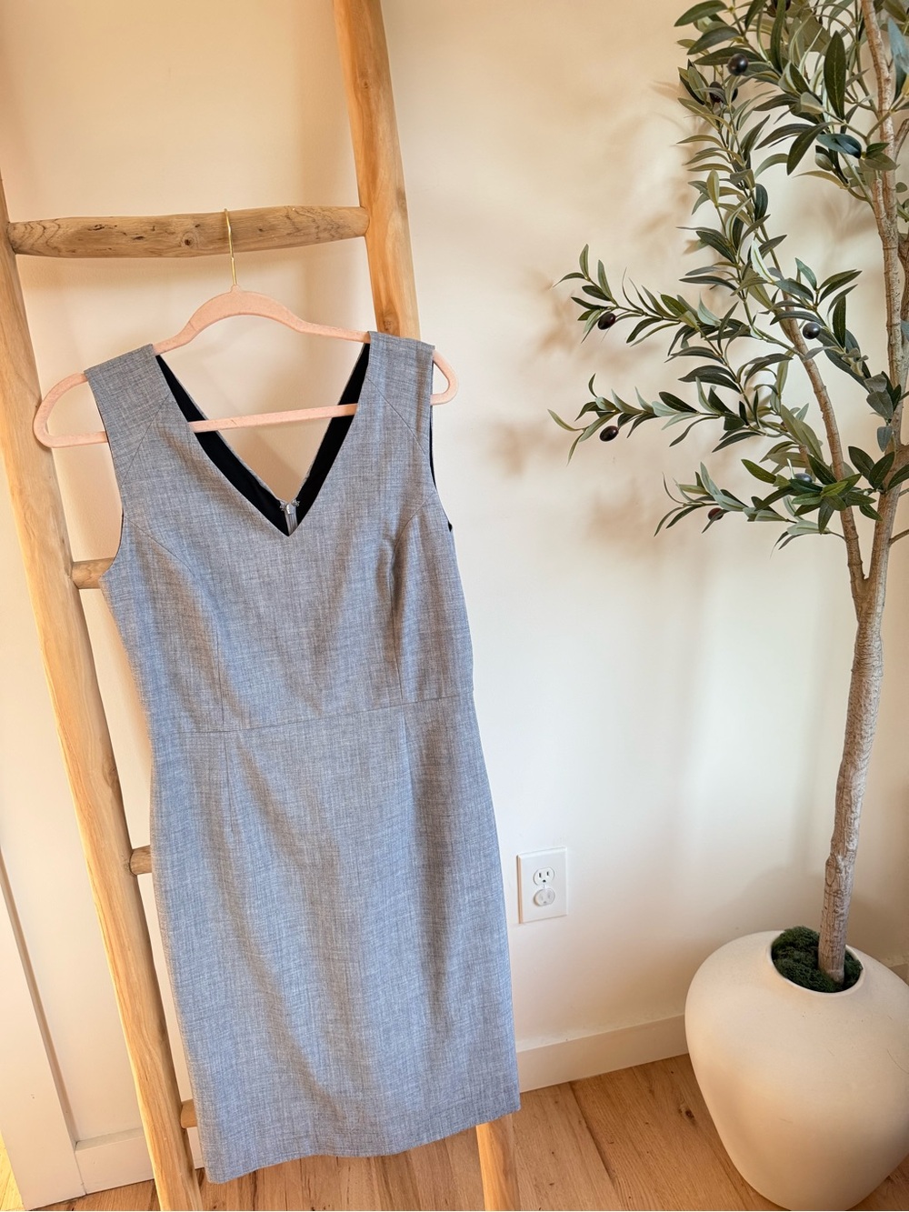 Banana Republic classic grey chambray v-neck sheath dress Sz 6